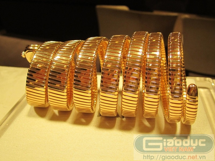 Công Vinh đã đặt mua chiếc đồng hồ tương tự tặng Thủy Tiên, khi vừa mới xuất hiện trên thế giới nên có giá là 4 tỷ. Con số này đã được nhân viên của cửa hàng xác nhận. Công Vinh đã đặt mua chiếc đồng hồ tương tự tặng Thủy Tiên, khi vừa mới xuất hiện trên thế giới nên có giá là 4 tỷ. Con số này đã được nhân viên của cửa hàng xác nhận.