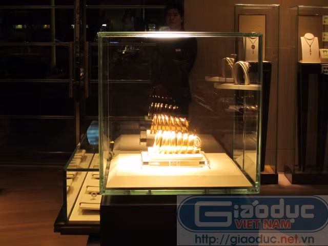 Chiếc đồng hồ "sinh đôi" với chiếc đồng hồ của Thủy Tiên nằm trong chiếc tủ kính của cửa hàng.