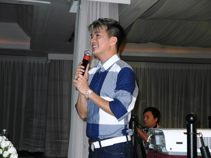 Và chủ nhân single Tuổi hồng thơ ngây, Mr Đàm xuất hiện, cười tươi trấn an mọi người.