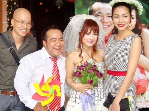 Tăng Thanh Hà trong ngày cưới của Hiếu Hiền. Ngoài đời, họ rất thân thiết. >> Nhìn lại đường tình duyên Tăng Thanh Hà trước khi kết hôn Tăng Thanh Hà trong ngày cưới của Hiếu Hiền. Ngoài đời, họ rất thân thiết. >> Nhìn lại đường tình duyên Tăng Thanh Hà trước khi kết hôn