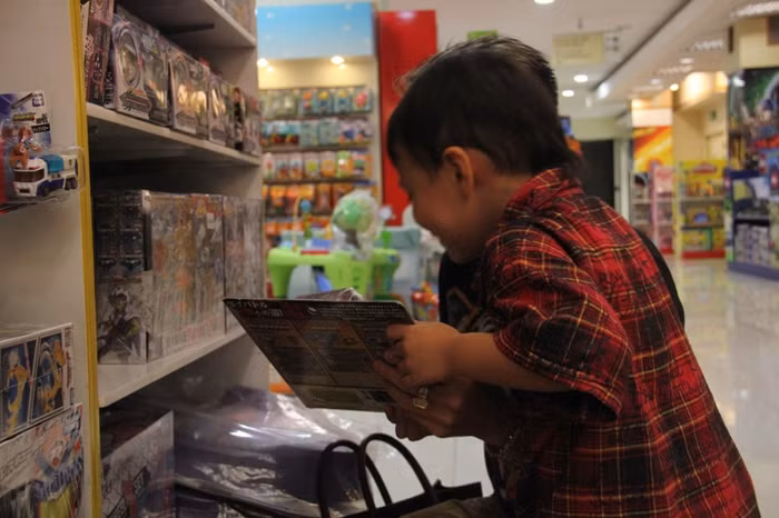 Vẻ mặt tíu tít của cậu nhỏ trước một món đồ chơi ưng ý...