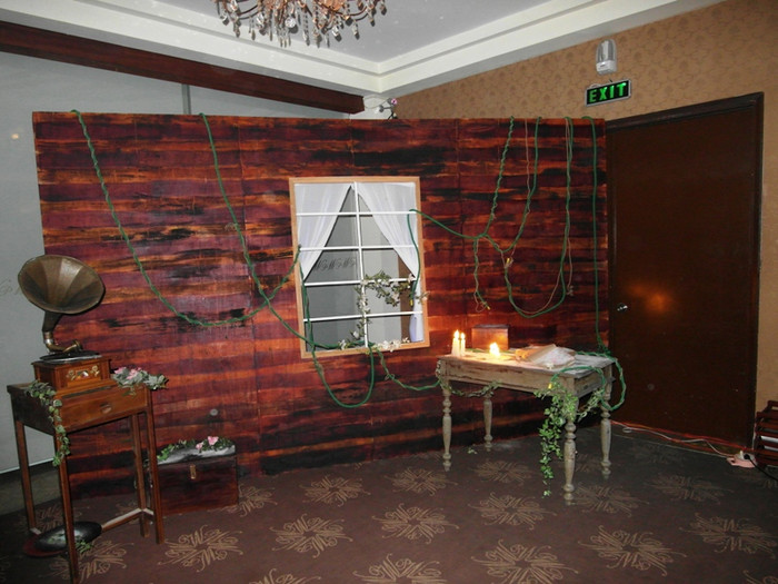 Không gian xưa cũ, tường rêu hoang vắng của ngôi nhà hoang ở Đà Lạt.