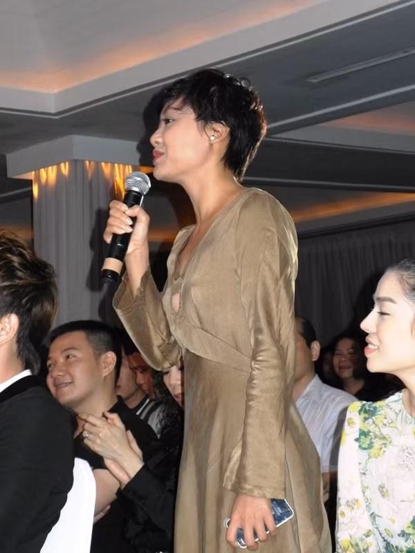 Khi xem xong, diễn viên Hồng Ánh đã có một nhận xét đắt giá: “Tôi rất bất ngờ trước khả năng diễn xuất của anh Đàm Vĩnh Hưng. Tôi nghĩ anh đã có thể là một diễn viên chuyên nghiệp rồi đấy!”.