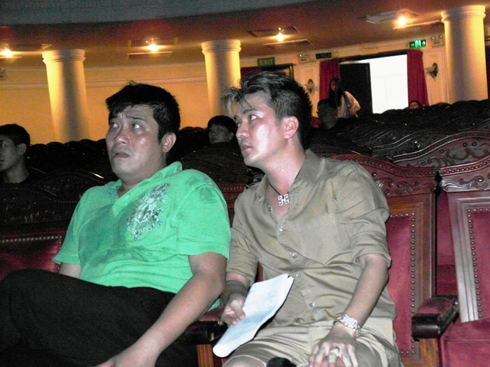 Thỉnh thoảng anh bước xuống sân khấu, trao đổi thật lâu với đạo diễn Trần Vi Mỹ. Thỉnh thoảng anh bước xuống sân khấu, trao đổi thật lâu với đạo diễn Trần Vi Mỹ.