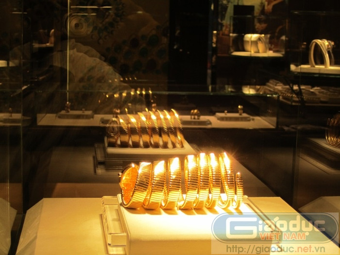 Chiếc tủ luôn được chiếu đèn sáng, làm cho màu vàng của chiếc đồng hồ càng thêm óng ánh. Chiếc tủ luôn được chiếu đèn sáng, làm cho màu vàng của chiếc đồng hồ càng thêm óng ánh.