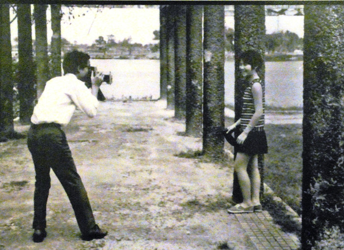 Và đây là hình ảnh đời thường nhất của nhạc sĩ: Trong vai trò một “phó nháy” cho cô bạn. Và đây là hình ảnh đời thường nhất của nhạc sĩ: Trong vai trò một “phó nháy” cho cô bạn.