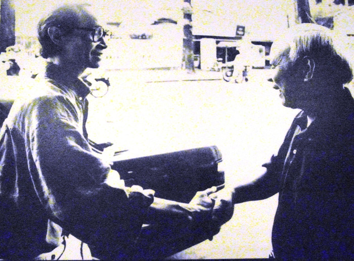 Cái bắt tay thật chặt, vỡ oà cảm xúc khi gặp lại một nghệ sĩ lớp trước. Cái bắt tay thật chặt, vỡ oà cảm xúc khi gặp lại một nghệ sĩ lớp trước.