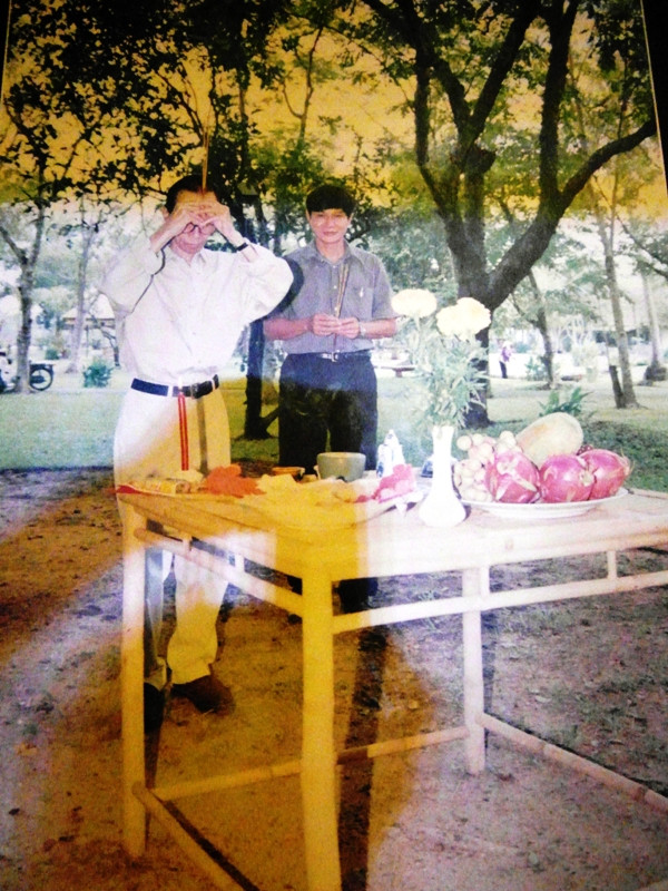 Thắp hương khấn nguyện trong ngày động thổ xây dựng khu du lịch Bình Quới, trong đó có “thánh địa” của ông sau này. Thắp hương khấn nguyện trong ngày động thổ xây dựng khu du lịch Bình Quới, trong đó có “thánh địa” của ông sau này.