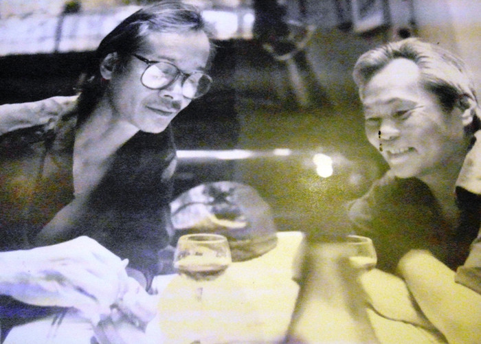 Đối ẩm cùng người bạn thân thiết, nhà văn Nguyễn Quang Sáng. Ít ai biết rằng, con trai nhà văn, đạo diễn Nguyễn Quang Dũng (Dũng “khùng”), lúc 4 tuổi đã vô tình hát ngô nghê: “Mẹ đi vắng con sang chơi nhà bạn. Con cầm cây đàn con hát. Hát cho mẹ về với con”, đã khơi nguồn cảm xúc cho người nhạc sĩ tài hoa này sáng tác ca khúc Mẹ đi vắng. Đối ẩm cùng người bạn thân thiết, nhà văn Nguyễn Quang Sáng. Ít ai biết rằng, con trai nhà văn, đạo diễn Nguyễn Quang Dũng (Dũng “khùng”), lúc 4 tuổi đã vô tình hát ngô nghê: “Mẹ đi vắng con sang chơi nhà bạn. Con cầm cây đàn con hát. Hát cho mẹ về với con”, đã khơi nguồn cảm xúc cho người nhạc sĩ tài hoa này sáng tác ca khúc Mẹ đi vắng.