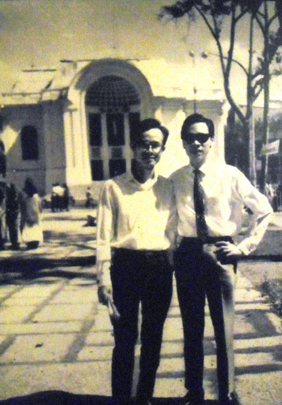 Cùng một người bạn đứng trước nhà hát Thành phố. Cùng một người bạn đứng trước nhà hát Thành phố.