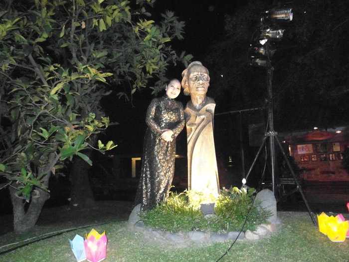 Ca sĩ Lan Ngọc đứng bên cạnh bức tượng vừa xây xong của cố nhạc sĩ Trịnh Công Sơn. Chị trung thành với những tình khúc của ông, ngay từ lúc còn là một cô gái đôi mươi, vừa mới bước vào nghề ca sĩ, cho đến tận bây giờ, đằng đẵng đã gần 40 năm. Chị được đánh giá là ca sĩ có giọng hát thể hiện hết chiều sâu ý nghĩa của các ca khúc của Trịnh, cùng với Khánh Ly, Lệ Thu, Trịnh Vĩnh Trinh…. Ca sĩ Lan Ngọc đứng bên cạnh bức tượng vừa xây xong của cố nhạc sĩ Trịnh Công Sơn. Chị trung thành với những tình khúc của ông, ngay từ lúc còn là một cô gái đôi mươi, vừa mới bước vào nghề ca sĩ, cho đến tận bây giờ, đằng đẵng đã gần 40 năm. Chị được đánh giá là ca sĩ có giọng hát thể hiện hết chiều sâu ý nghĩa của các ca khúc của Trịnh, cùng với Khánh Ly, Lệ Thu, Trịnh Vĩnh Trinh….