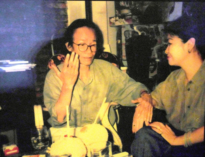 Trò chuyện cùng người tình âm nhạc, ca sĩ Khánh Ly. Ca sĩ Khánh Ly là người hát thành công nhất dòng nhạc của ông. Trò chuyện cùng người tình âm nhạc, ca sĩ Khánh Ly. Ca sĩ Khánh Ly là người hát thành công nhất dòng nhạc của ông.