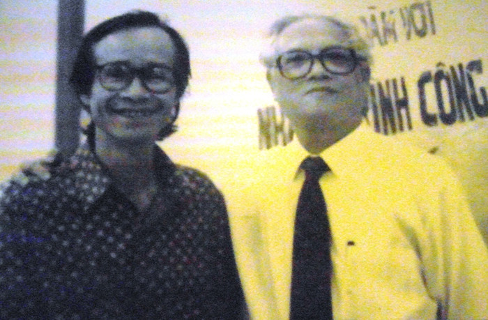 Cười vui bên một đàn anh lớn tuổi. Cười vui bên một đàn anh lớn tuổi.