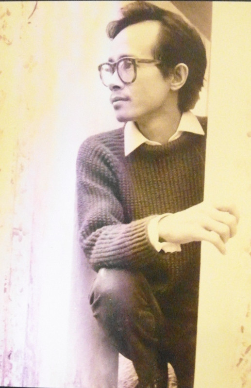 Dáng người thong dong như thư sinh, mái tóc bồng bềnh lãng mạn, đặc biệt là đôi mắt rất sáng nằm sau cặp kính dày. Dáng người thong dong như thư sinh, mái tóc bồng bềnh lãng mạn, đặc biệt là đôi mắt rất sáng nằm sau cặp kính dày.