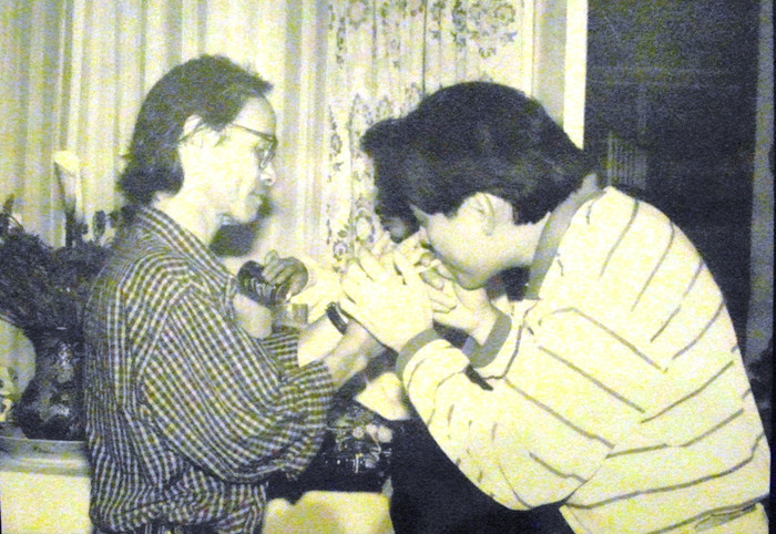 Thân tình, đến dung dị,ông tự nhiên bật quẹt lửa mồi thuốc giúp một người bạn. Thân tình, đến dung dị,ông tự nhiên bật quẹt lửa mồi thuốc giúp một người bạn.