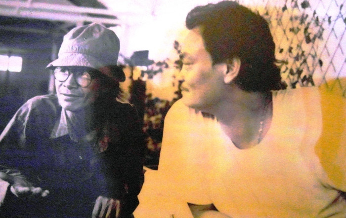 Bức ảnh kỷ niệm của nhạc sĩ Trịnh Công Sơn và nhạc sĩ Thanh Tùng, được chụp vào năm 1993. Bức ảnh kỷ niệm của nhạc sĩ Trịnh Công Sơn và nhạc sĩ Thanh Tùng, được chụp vào năm 1993.