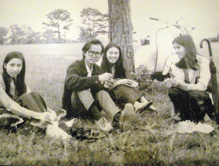 Nhạc sĩ Trịnh Công Sơn trong một chuyến dã ngoại. Gương mặt ông lúc nào cũng thể hiện sự bình thản... Nhạc sĩ Trịnh Công Sơn trong một chuyến dã ngoại. Gương mặt ông lúc nào cũng thể hiện sự bình thản...