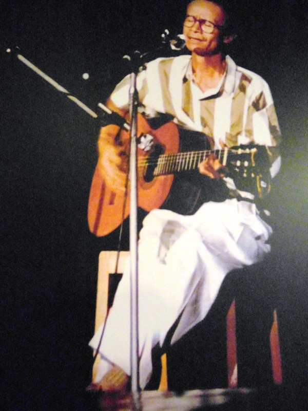 Tự đánh đàn guitar và say sưa hát một ca khúc của chính mình. Tự đánh đàn guitar và say sưa hát một ca khúc của chính mình.