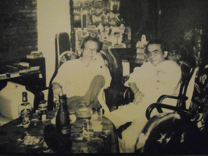 Ngồi nhấm nháp chút rượu cùng bạn bè là thú vui của nhạc sĩ Trịnh Công Sơn. Theo lời kể của ca sĩ Lan Ngọc, người được nhạc sĩ xem như một cô em gái: “Anh Sơn uống không nhiều, chủ yếu là vui vẻ với bạn bè. Vậy mà một hãng rượu của Pháp đã ưu ái cung cấp rượu cho anh Sơn uống miễn phí đến suốt đời. Đây là một điều đặc biệt, vì họ chỉ dành cho một số ít quý tộc Pháp và một số ít chính khách trên thế giới…” Ngồi nhấm nháp chút rượu cùng bạn bè là thú vui của nhạc sĩ Trịnh Công Sơn. Theo lời kể của ca sĩ Lan Ngọc, người được nhạc sĩ xem như một cô em gái: “Anh Sơn uống không nhiều, chủ yếu là vui vẻ với bạn bè. Vậy mà một hãng rượu của Pháp đã ưu ái cung cấp rượu cho anh Sơn uống miễn phí đến suốt đời. Đây là một điều đặc biệt, vì họ chỉ dành cho một số ít quý tộc Pháp và một số ít chính khách trên thế giới…”