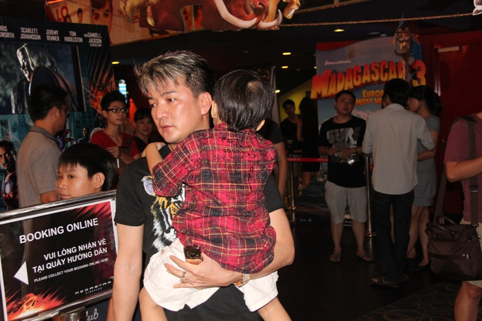 Anh bồng con bước nhanh vào phòng vé, tránh ánh mắt tò mò của mọi người. Trong khi cậu con lớn đang mải mê "khám phá" xung quanh. Anh bồng con bước nhanh vào phòng vé, tránh ánh mắt tò mò của mọi người. Trong khi cậu con lớn đang mải mê "khám phá" xung quanh.