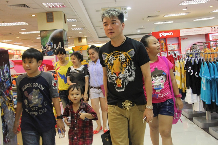 Ba bố con bước thật nhanh, bỏ lại sau lưng những lời xì xào của người hâm mộ và tránh ống kính của phóng viên.. Ba bố con bước thật nhanh, bỏ lại sau lưng những lời xì xào của người hâm mộ và tránh ống kính của phóng viên..