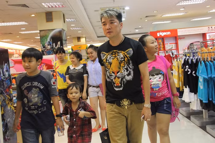 Ba bố con bước thật nhanh, bỏ lại sau lưng những lời xì xào của người hâm mộ và tránh ống kính của phóng viên..