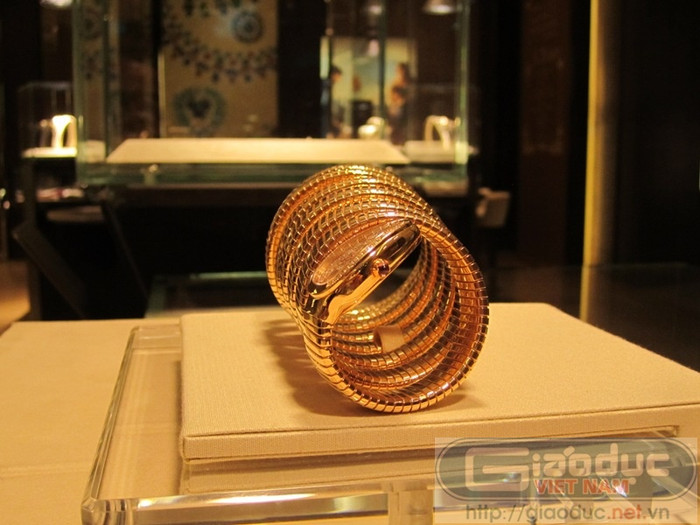 Núm chỉnh giờ là một viên ruby nhỏ màu hồng ngọc. Núm chỉnh giờ là một viên ruby nhỏ màu hồng ngọc.