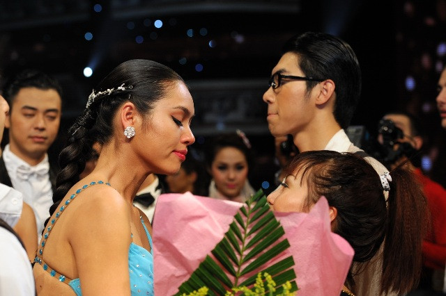 Nước mắt của Hoàng My khi bị loại khỏi sân chơi Bước nhảy hoàn vũ năm 2012 được "người xưa" Phúc Nguyễn cho là nước mắt...cá sấu! Nước mắt của Hoàng My khi bị loại khỏi sân chơi Bước nhảy hoàn vũ năm 2012 được "người xưa" Phúc Nguyễn cho là nước mắt...cá sấu!