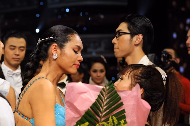 Nước mắt của Hoàng My khi bị loại khỏi sân chơi Bước nhảy hoàn vũ năm 2012 được "người xưa" Phúc Nguyễn cho là nước mắt...cá sấu!