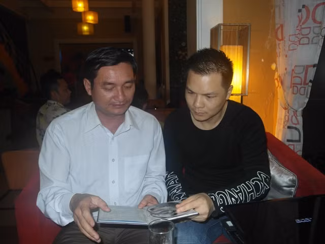 Đạo diễn Thành Kông đang xem album Lỗi lầm của Kannan Nguyễn vừa được phát hành.