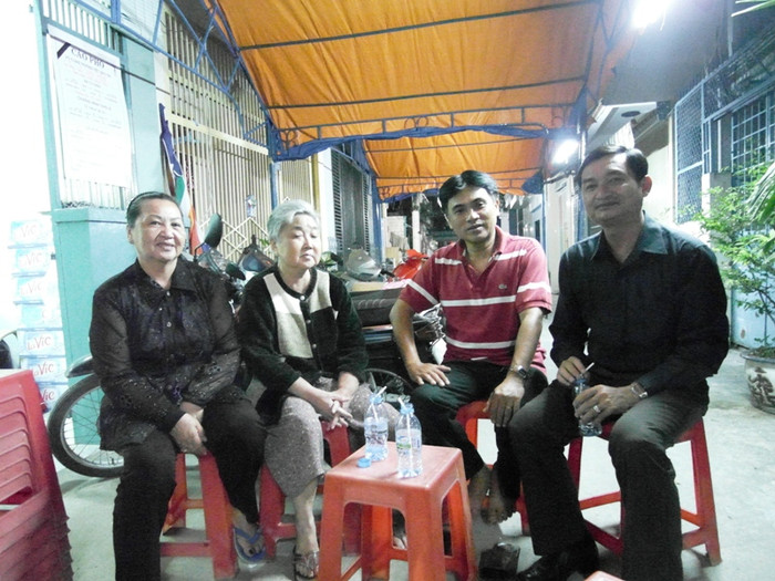 Từ trái qua: Bà Thu Ba (Em nhạc sĩ Hàn Chậu), bà Lê Thị Hương (vợ nhạc sĩ Thanh Sơn), anh Lê Duy Lâm (con trai thứ 5 nhạc sĩ Thanh Sơn) và đạo diễn Thành Công.