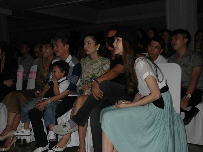 Hồ Ngọc Hà, Lệ Quyên và Hồng Ánh tỏ vẻ rất thích thú với single Tuổi hồng thơ ngây của Mr Đàm. Mọi người rất chú ý cử chỉ trìu mến của Mr Đàm dành cho chú bé.