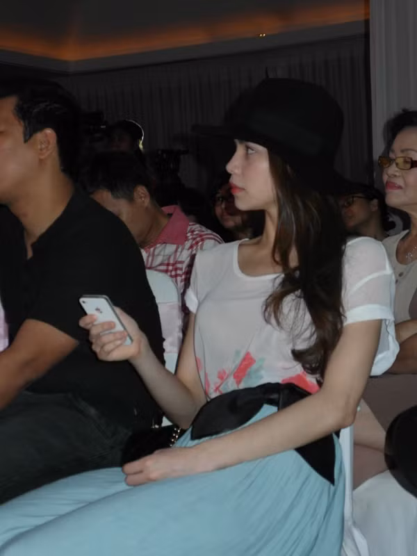 Trên tay người đẹp luôn cầm chiếc điện thoại.