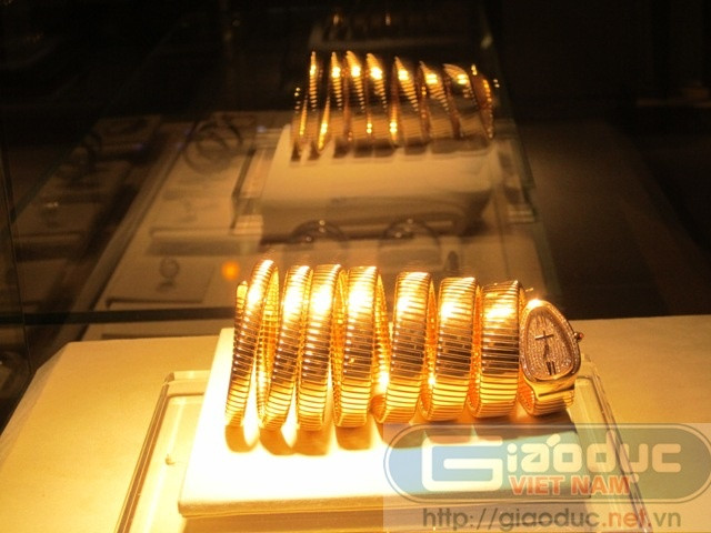 Cận cảnh vẻ đẹp lộng lẫy chiếc đồng hồ "sinh đôi" với đồng hồ của ca sĩ Thủy Tiên. Ngoài chiếc đồng hồ mà Thủy Tiên đang sỡ hữu, chiếc đồng hồ đang nằm trong tủ kính này là chiếc thứ hai hiện có tại Việt Nam.