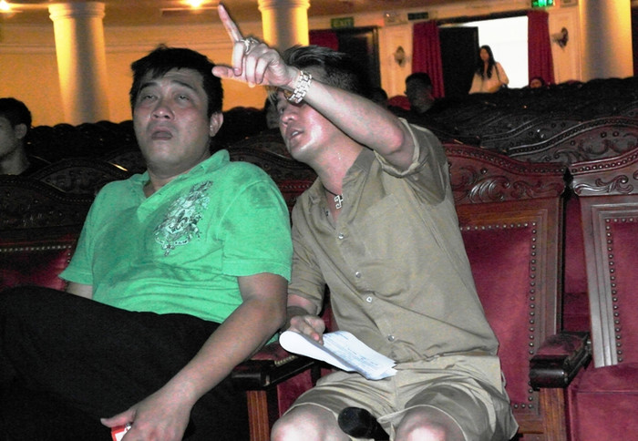 Chiếc nhẫn lấp lánh trên cánh tay “ông hoàng nhạc Việt” trong buổi tập dượt liveshow Tuổi hồng thơ ngây tại nhà hát TP.HCM, ngày 21.4 vừa qua.