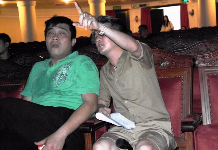 Chiếc nhẫn lấp lánh trên cánh tay “ông hoàng nhạc Việt” trong buổi tập dượt liveshow Tuổi hồng thơ ngây tại nhà hát TP.HCM, ngày 21.4 vừa qua. Chiếc nhẫn lấp lánh trên cánh tay “ông hoàng nhạc Việt” trong buổi tập dượt liveshow Tuổi hồng thơ ngây tại nhà hát TP.HCM, ngày 21.4 vừa qua.