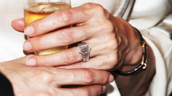 Angenlina Jolie và Brad Pitt đã sống như vợ chồng từ năm 2005 đến nay và có hai con gái Shioh Nouvel, Knox Lénon, một trai: Vivienne Marcheline. Angenlina và Brad Pitt còn nhận các trẻ em bất hạnh khác làm con nuôi: Maxdox Chivan (Camphuchia), Zahara Marley (Ethiopia), Pax Thiên (Việt Nam)…