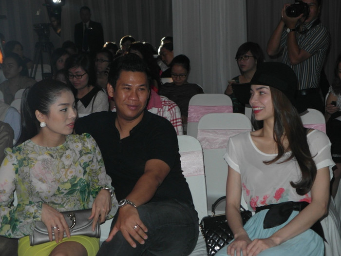 Hồ Ngọc Hà cười rất tươi khi nghe Lê Quyên trò chuyện.