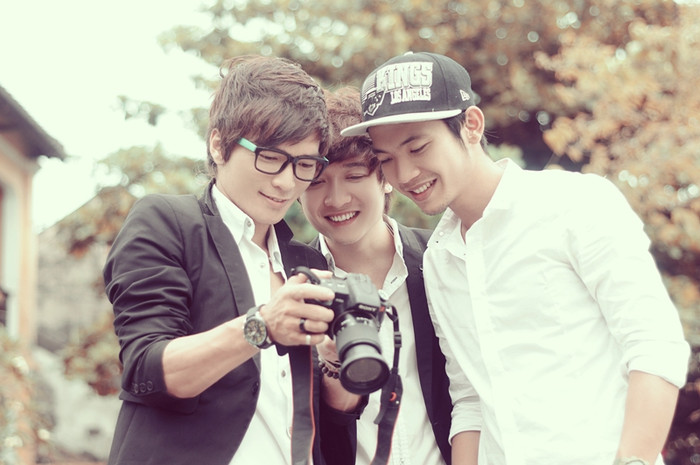 3 chàng trai nhóm It's time, từ trái qua: Đức Thảo (chơi guitar), Trần Hoàng (chơi guitar), Mai Quốc Việt (chơi trống cajon). 3 chàng trai nhóm It's time, từ trái qua: Đức Thảo (chơi guitar), Trần Hoàng (chơi guitar), Mai Quốc Việt (chơi trống cajon).