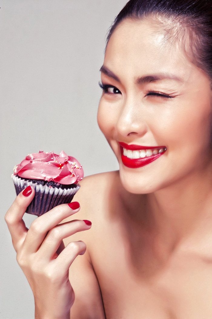 Người đẹp đã khá thoải mái, tinh nghịch bằng một cái nheo mắt..... Người đẹp đã khá thoải mái, tinh nghịch bằng một cái nheo mắt.....