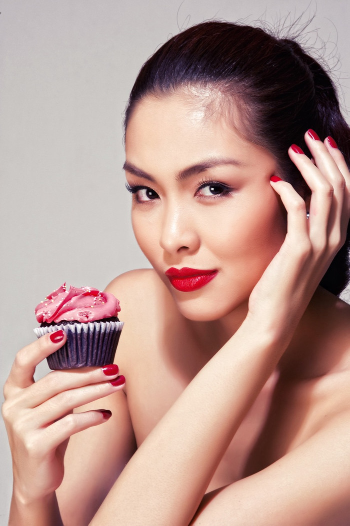 "Tăng Thanh Hà là một gương mặt ăn ảnh và đẹp nhất hiện nay. Cô ấy có một vẻ đẹp trong ngần và rất đài các, mềm mại một cách nữ tính" - Nhiếp ảnh gia Quốc Huy. "Tăng Thanh Hà là một gương mặt ăn ảnh và đẹp nhất hiện nay. Cô ấy có một vẻ đẹp trong ngần và rất đài các, mềm mại một cách nữ tính" - Nhiếp ảnh gia Quốc Huy.