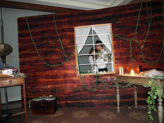 Bất ngờ một tiếng hú lớn vang lên, đèn vụt tắt, ngay ô cửa sổ xuất hiện một đôi trai gái… Mọi người rất bất ngờ và có phần hoảng hốt.