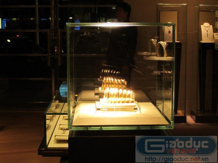 Chiếc đồng hồ quý được đặt trong chiếc tủ kính dày, có nhân viên túc trực bảo vệ cẩn thận. Chiếc đồng hồ quý được đặt trong chiếc tủ kính dày, có nhân viên túc trực bảo vệ cẩn thận.