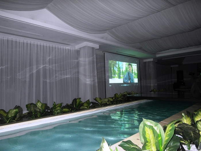 Anh đã giới thiệu single Tuổi hồng thơ ngây trong một không gian “gió nước” lãng mạn.