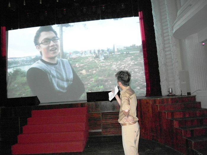 Anh kỹ tính, yêu cầu điều chỉnh âm thanh, độ sáng của màn hình nhiều lần, để làm sao Tuổi hồng thơ ngây đạt hiệu ứng với khán giả nhất. Anh kỹ tính, yêu cầu điều chỉnh âm thanh, độ sáng của màn hình nhiều lần, để làm sao Tuổi hồng thơ ngây đạt hiệu ứng với khán giả nhất.