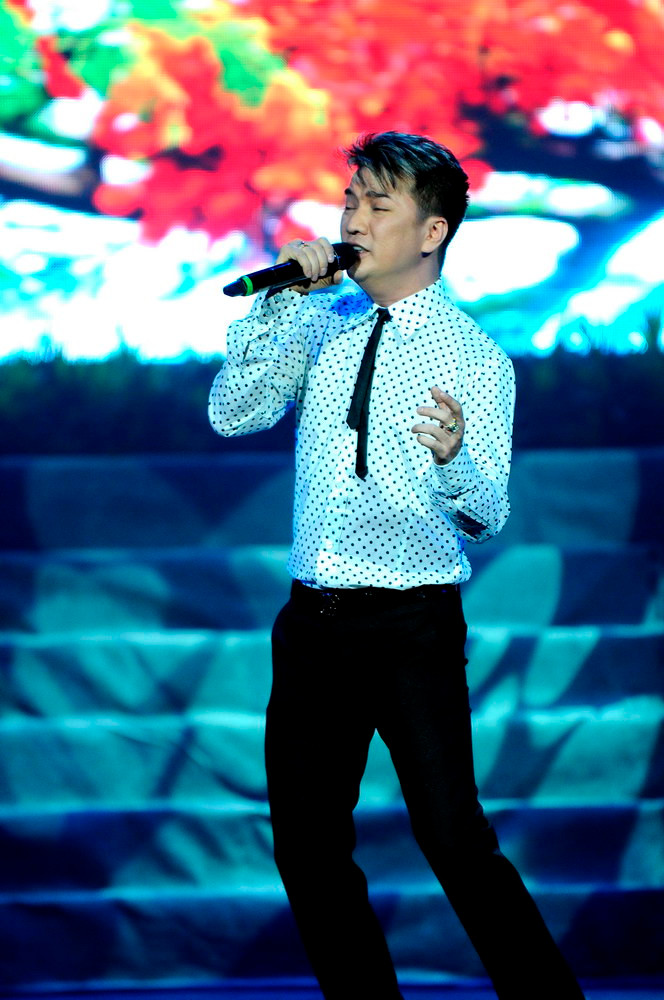 Hoa phượng vĩ mùa hè vẫn nhuộm đỏ sân khấu. Đàm khắc khoải nỗi buồn chia tay của tuổi học trò trong ca khúc Ba tháng tạ từ, Phượng hồng. Hoa phượng vĩ mùa hè vẫn nhuộm đỏ sân khấu. Đàm khắc khoải nỗi buồn chia tay của tuổi học trò trong ca khúc Ba tháng tạ từ, Phượng hồng.