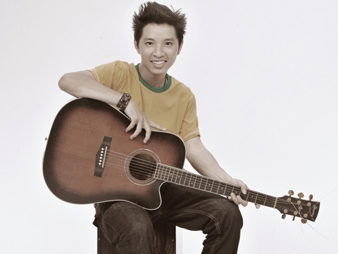 Thành viên Vũ Khắc Tuận (1986) cũng là một gương mặt quen trong giới chơi nhạc Underground ở Việt Nam. Anh từng dự thi Vietnam Idol 2007 và giành giải 3 cuộc thi hát tiếng Anh Let's Get Loud cùng năm - anh đã chính thức rời khỏi nhóm nhạc của Mai Quốc Việt. Thành viên Vũ Khắc Tuận (1986) cũng là một gương mặt quen trong giới chơi nhạc Underground ở Việt Nam. Anh từng dự thi Vietnam Idol 2007 và giành giải 3 cuộc thi hát tiếng Anh Let's Get Loud cùng năm - anh đã chính thức rời khỏi nhóm nhạc của Mai Quốc Việt.