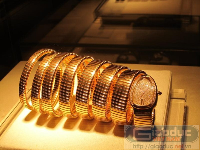 Mặt đồng hồ được đính 190 viên kim cương, cộng thêm 38 viên kim cương cho phần viền. Mặt đồng hồ được đính 190 viên kim cương, cộng thêm 38 viên kim cương cho phần viền.