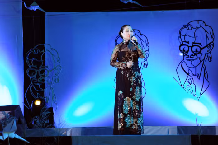 Lúc sinh thời, nhạc sĩ Trịnh Công Sơn yêu thương ca sĩ Lan Ngọc như người em gái. 11 năm nay, kể từ ngày mất của ông, chị luôn có mặt trong đêm nhạc tưởng nhớ... Ảnh: Lý Võ Phú Hưng