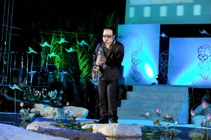 Tiếng kèn saxo phone của nghệ sĩ Trần Mạnh Tuấn dìu dặt ca khúc Ru ta ngậm ngùi.